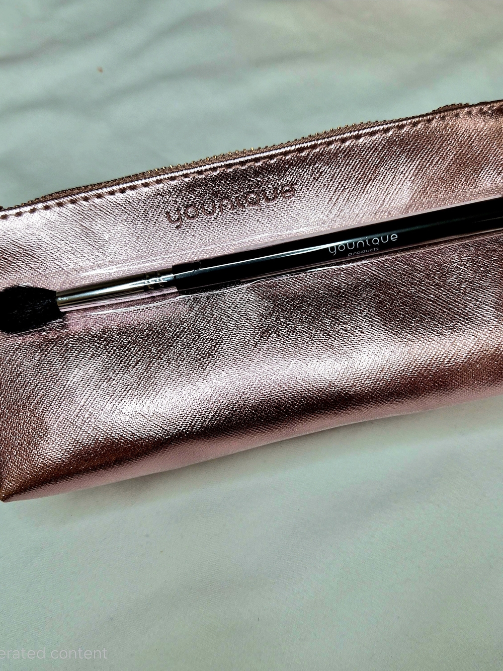Younique Blending Brush + BONUS Rose Gold Makeup Case